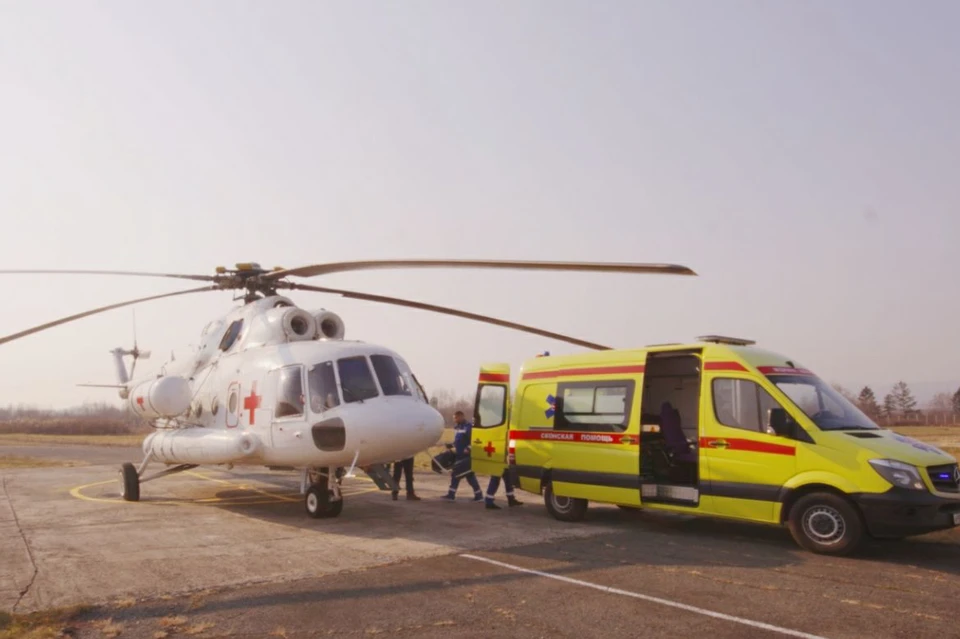 На вертолете Ми-8 ребенка доставили во Владивосток. Фото: Владивостокская скорая