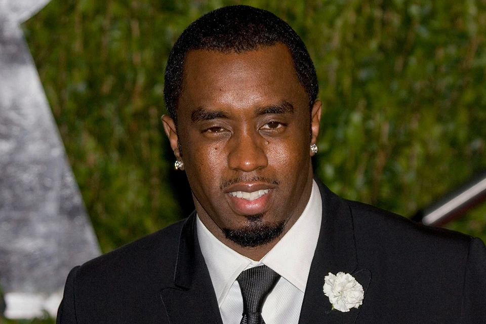 Скандально известный рэпер Шон Комбс, более известный как Пи Дидди, теперь не просто сидит срок – он помогает священнику в тюрьме.