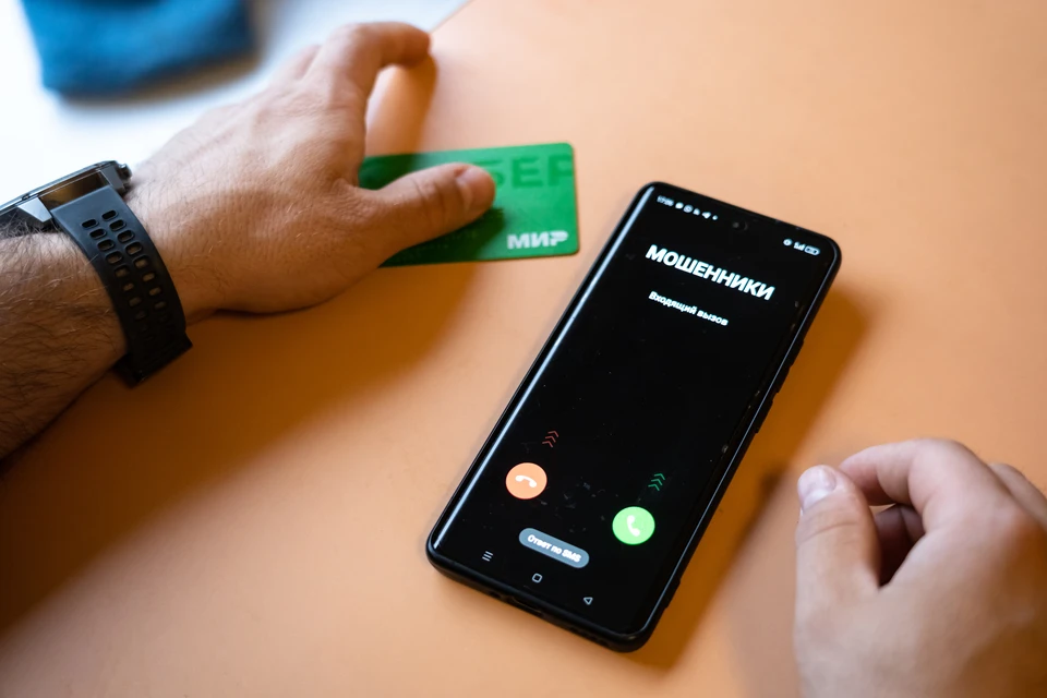 Под предлогом защиты средств злоумышленники похитили 100 тысяч рублей у семьи в Сыктывкаре.