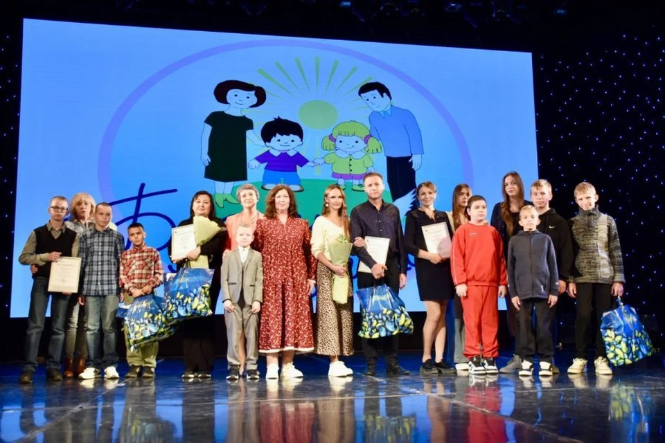 В преддверии Дня усыновителя в СЦКиИ чествовали семьи опекунов и попечителей. Фото: sev.gov.ru