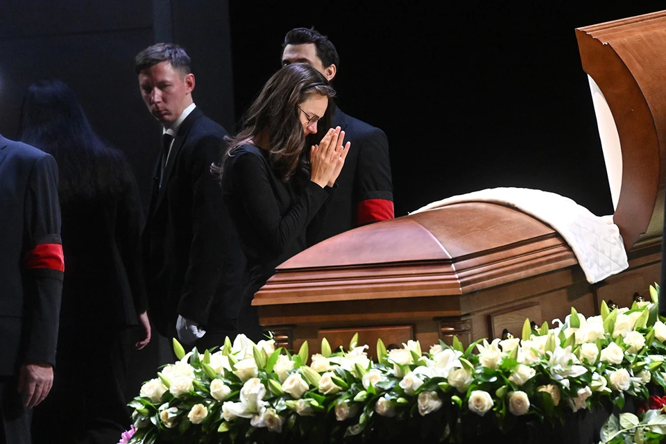 Гроб в обрамлении белых роз установлен на Исторической сцене легендарного театра.