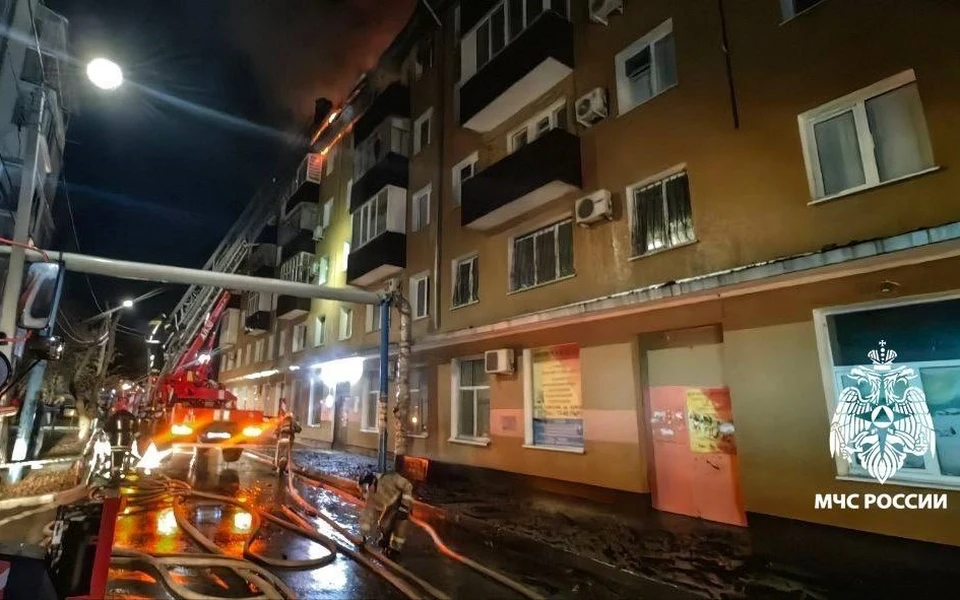 Огонь мог перекинуться от одной из квартир.