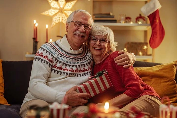 Подарки родителям на Новый год: от уютных мелочей до умных гаджетов