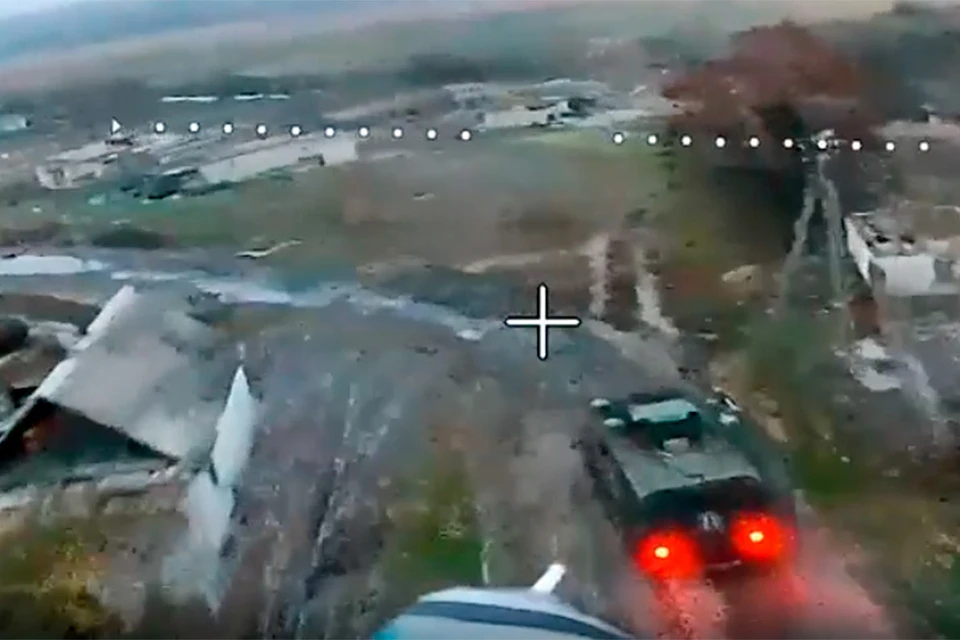 Минобороны России демонстрирует кадры боевой работы расчетов FPV-дронов подразделений беспилотных систем 68-й мотострелковой дивизии 6-й армии группировки войск «Запад» под Купянском.