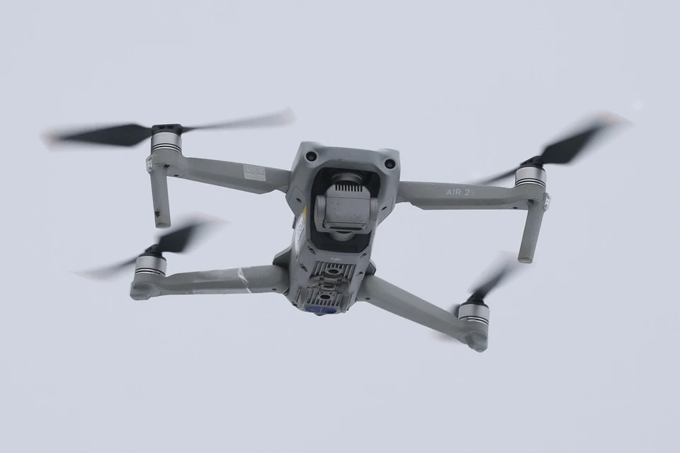 Высота полета определяется с помощью барометра.