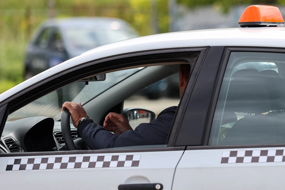 Чужой телефон фигурант обнаружил через несколько дней, когда наводил в салоне машины порядок.