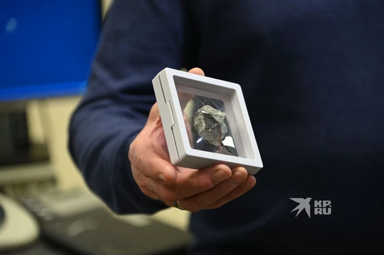 Возраст более 4,5 млрд лет: на Урал привезли фрагмент метеорита, который упал в Новгородской области