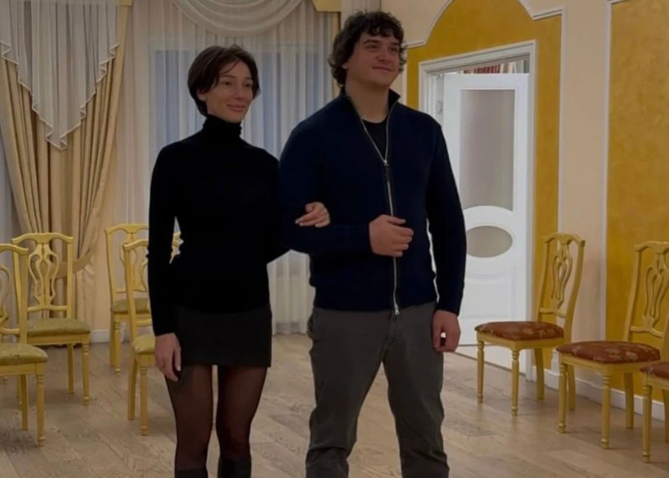 Настя Ивлеева с Филиппом Бегаком в мурманском ЗАГСе