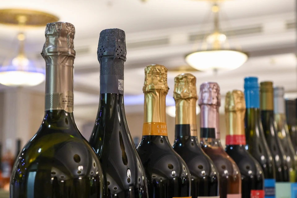 Минцифры хочет начать продавать российское вино на маркетплейсах