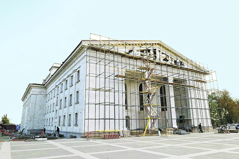 В Мариупольском драмтеатре кипят работы. Администрация Главы ДНР