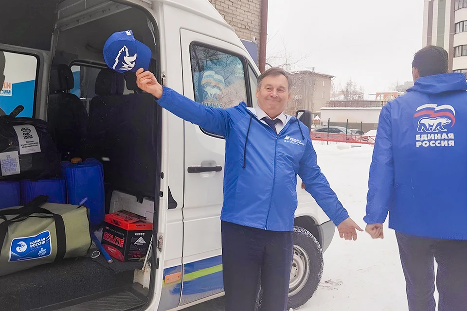 Депутат Сергей Бондаренко, его помощник и волонтеры лично участвовали в погрузке вещей. Фото: Екатерина ЛОМАКИНА