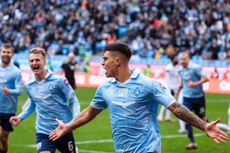 Несколько тысяч километров набегали футболисты «Крыльев Советов» и «Акрона»