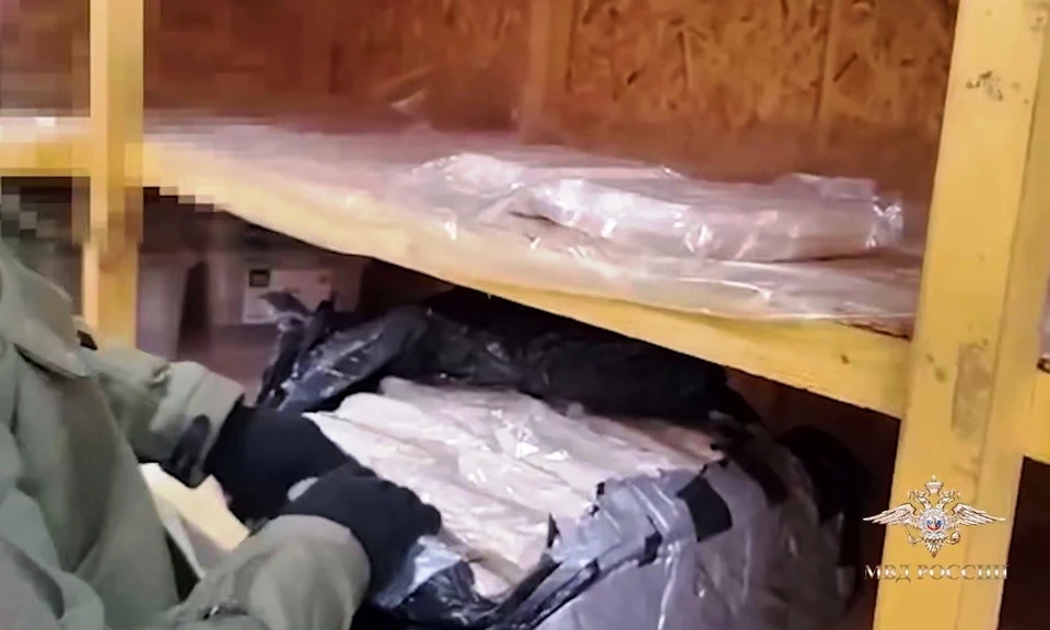 В Калужской области уничтожили лабораторию по производству синтетических наркотиков.