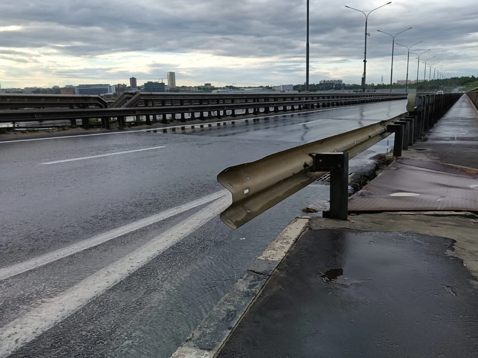 На Пучковском мосту в Калуге сохраняется опасное ограждение.