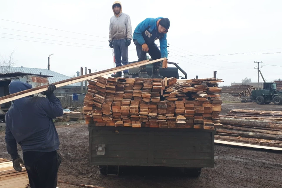 Пиломатериалы для бойцов. Фото: предоставлено администрацией Калининского округа