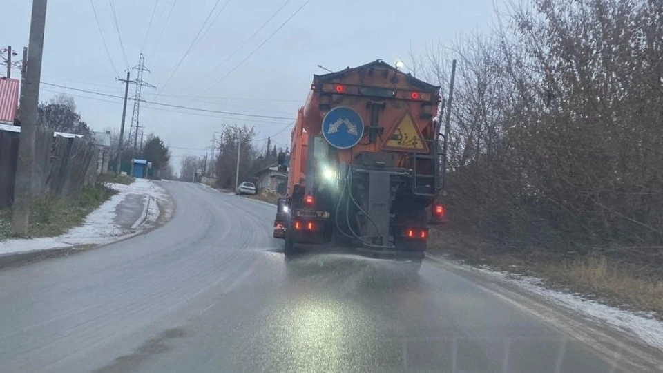 Специалисты работают над снижением скользкости на дорогах и тротуарах. ФОТО: киров.рф