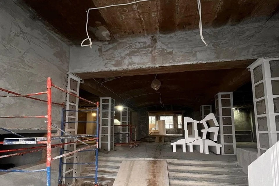 Строители из Ленобласти продолжают внутреннюю отделку ДК «Чайка» в Мариуполе. Фото: АГО Мариуполь