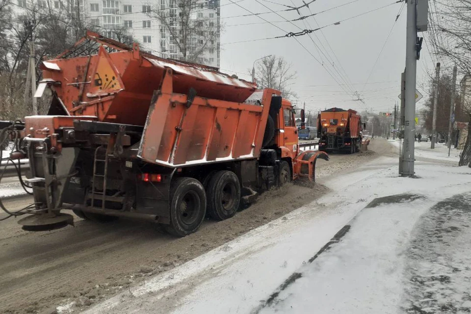 В выходные продолжается уборка дорог и тротуаров во всех районах Иркутска.