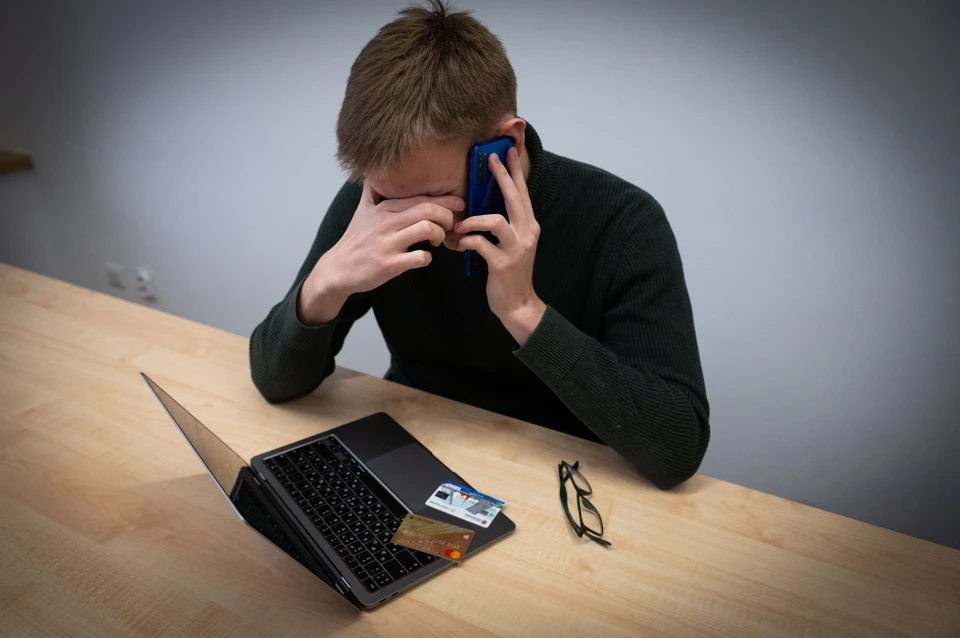 По словам отца студента, мошенники, которые обманули его сына, до сих пор не удалили ни свои аккаунты в соцсетях, ни заблокировали свои номера