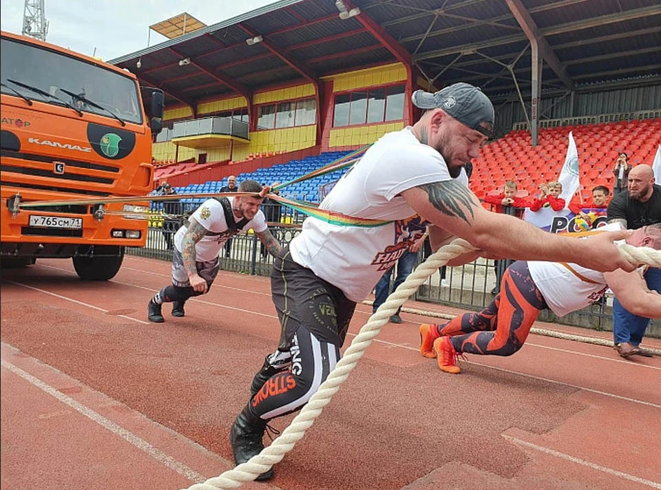 Новомосковские спортсмены протащили 15-тонный грузовик на 150 метров в Тульской области