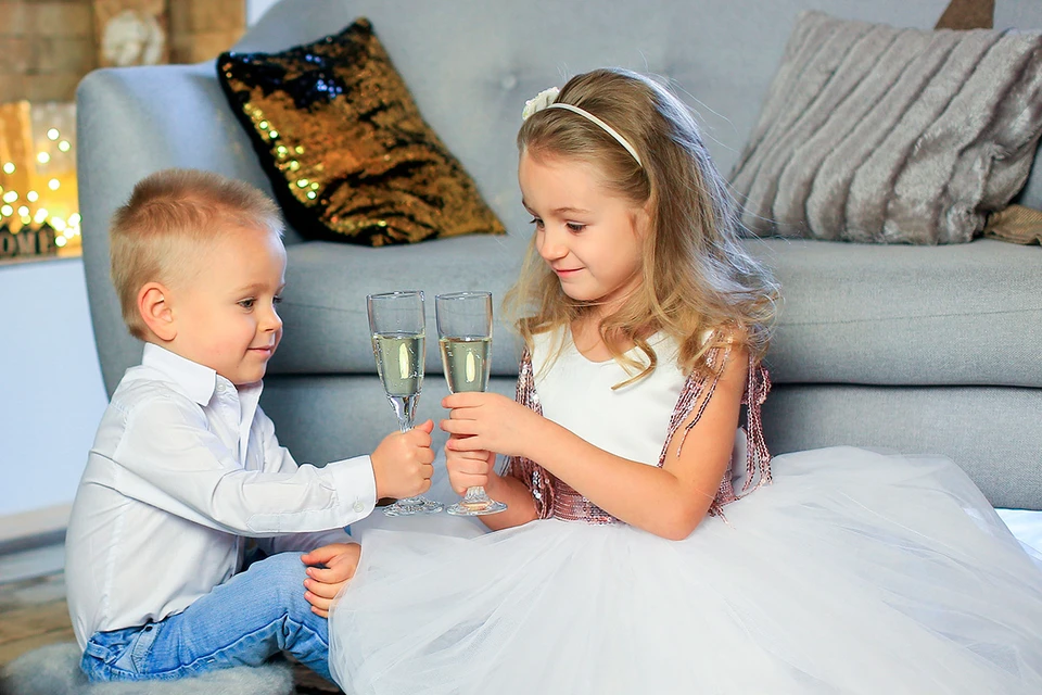 Детское шампанское закладывает у малышей базу вредной привычки с раннего возраста. Фото: photosbelkina/Shutterstock/Fotodom