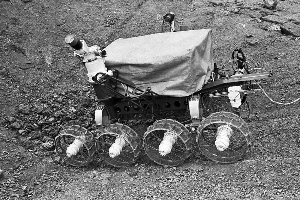 Робот «Луноход-1» во время испытаний на лунодроме Центра дальней космической связи в Крыму, 1970 год. Фото: Николай Акимов/ТАСС