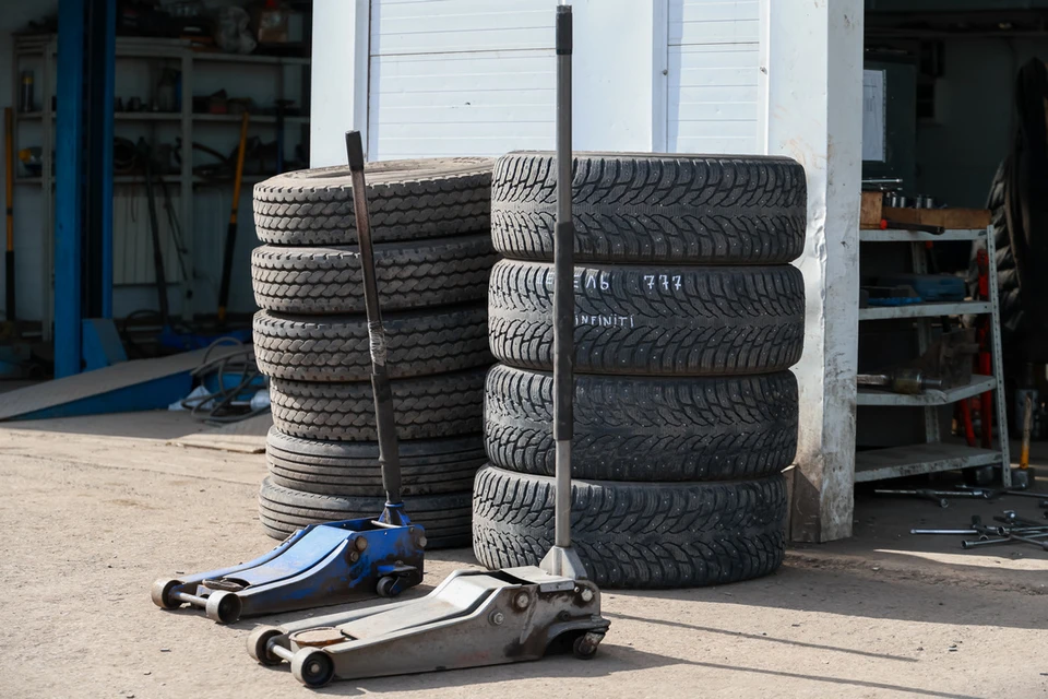 Новосибирцев предупредили о штрафах за летнюю резину зимой.