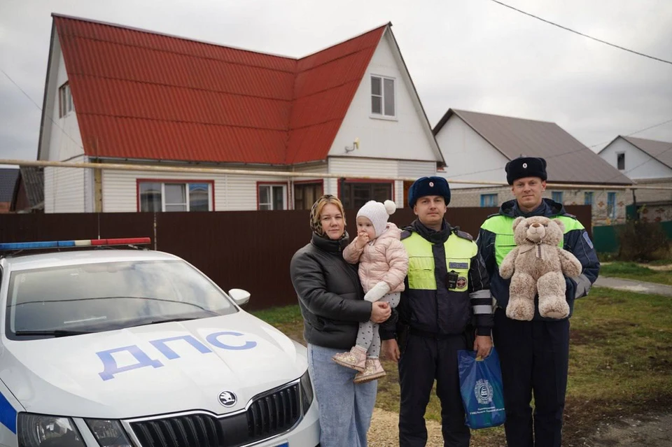 После выписки полицейские навестили девочку дома, порадовали ее мягкой игрушкой и фруктами. Фото УМВД России по Липецкой области.