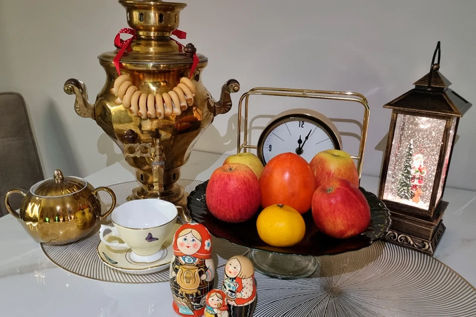 Самовар и матрешки могут стать замечательным праздничным атрибутом.