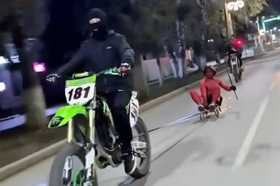 Подростки устроили катание на санках по асфальту. Скриншот видео / Госавтоинспекция Республики Алтай