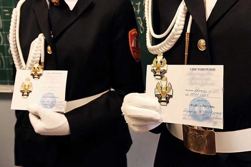 Мелитопольские кадеты получили нагрудные знаки от Росгвардии. Фото: управлении Росгвардии по Запорожской области