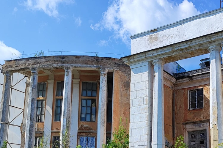 В Твери начали разбирать речной вокзал, чтобы потом построить новое здание