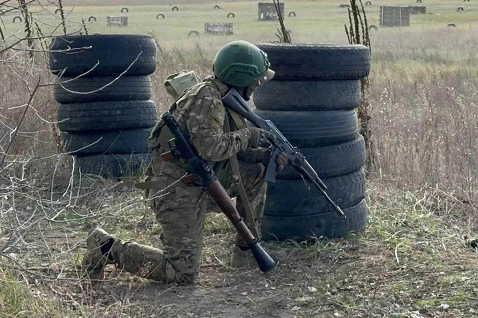 Военнослужащие ВС РФ организовывают коридоры для вывода мирных жителей из Димитрова (архивное фото)