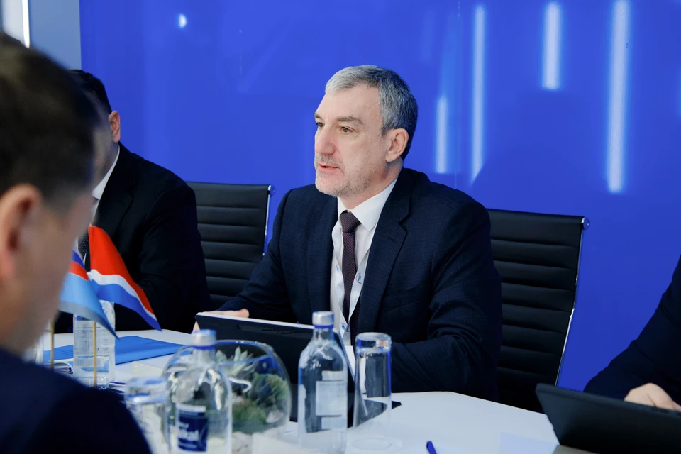 Губернатор Василий Орлов на встрече с главой Росавтодора подчеркнул, что благодаря поддержке Росавтодора и федеральному финансированию в Амурской области активно модернизируются опорные трассы. Фото: пресс-служба Правительства Амурской области.