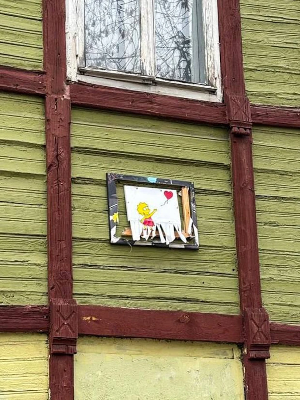 Работа является отсылкой к одной из самых знаменитых работ английского художника Бэнкси «Девочка с воздушным шаром». Фото: тг-канал АСИРИС