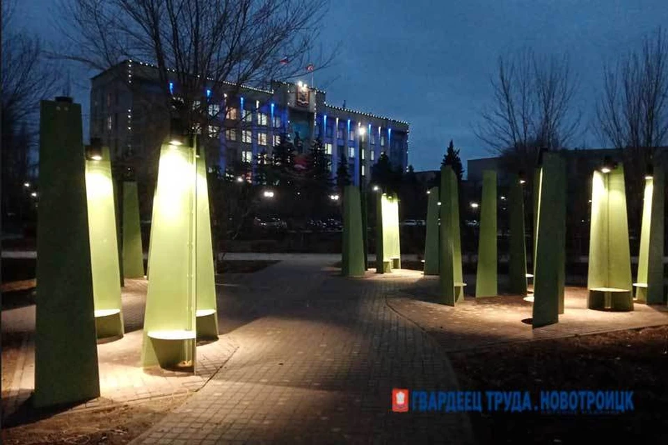 Первой установили «Сад-читальню», а следом на центральной аллее разместили «Зеркальный шар». Фото: "Гвардеец труда. Новотроицк"
