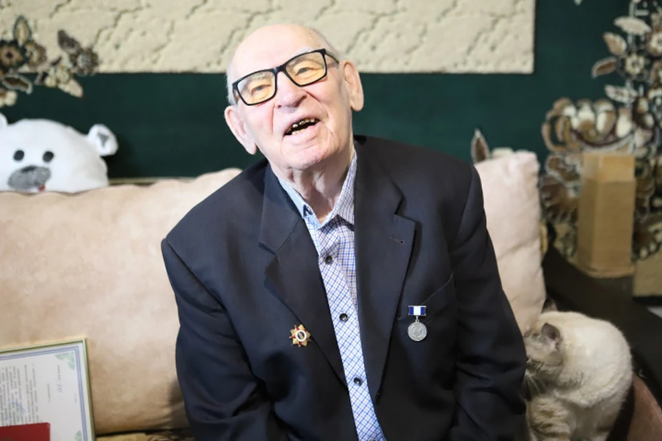 Мэр Иркутска поздравил со 100-летним юбилеем ветерана ВОВ Михаила Мельникова. Фото: пресс-служба администрации Иркутска