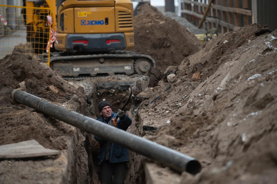 Трубу прорвало на проспекте Большевиков.