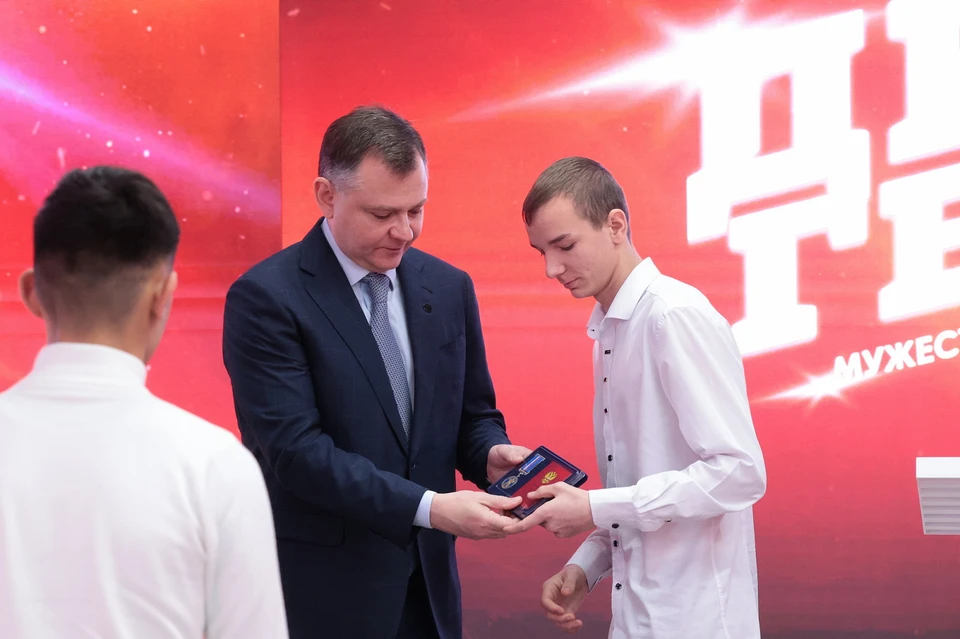 Детям-героям вручили памятные медали Совета Федерации Федерального Собрания России «За проявленное мужество». Фото: пресс-служба губернатора Ростовской области