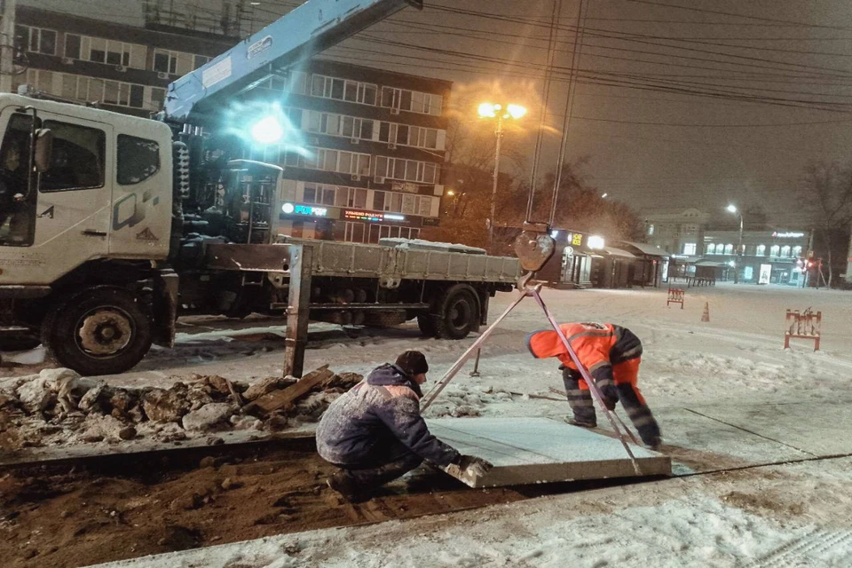 В Иркутске заменяют плиты на трамвайных путях и делают ямочный ремонт дорог. Фото: пресс-служба администрации Иркутска