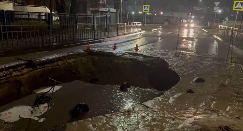 Четыре человека пострадали из-за попавшей в яму легковушки в Нижнем Новгороде. Фото: пресс-служба УГИБДД по Нижегородской области.