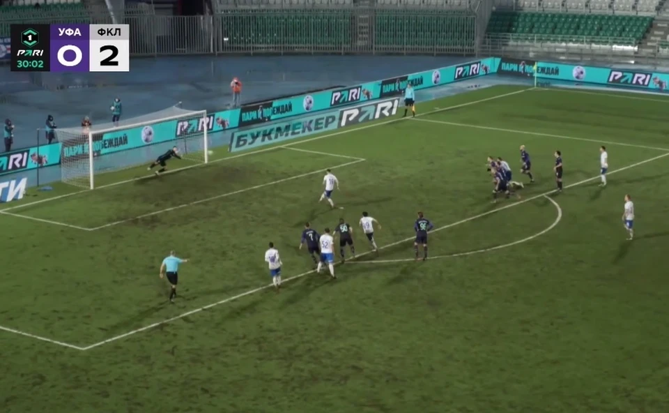Спустя мгновение мяч окажется в воротах "Уфы" после удара Белайди Пуси. Скриншот видео из телеграм-канала турнира.