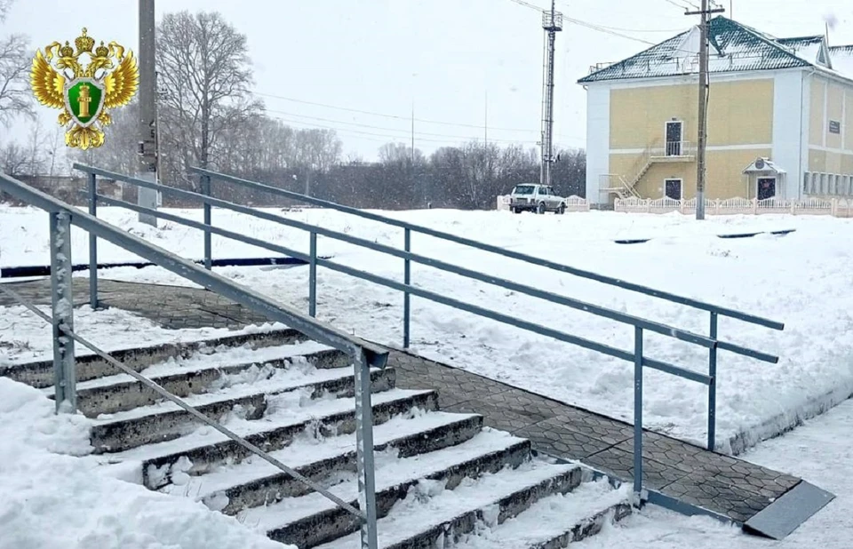 В Красной Сопке на пассажирской платформе установили пандус. Фото: Западно-Сибирская транспортная прокуратура
