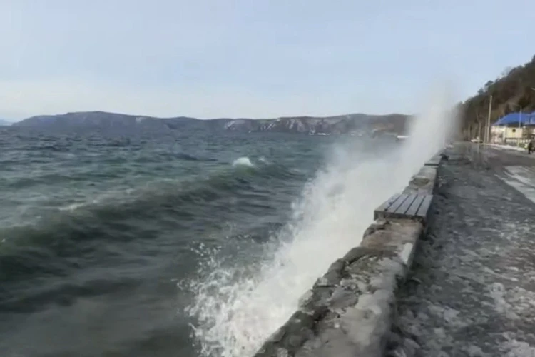 «Ну и волны!»: разбушевавшийся Байкал подтопил улицы в Листвянке