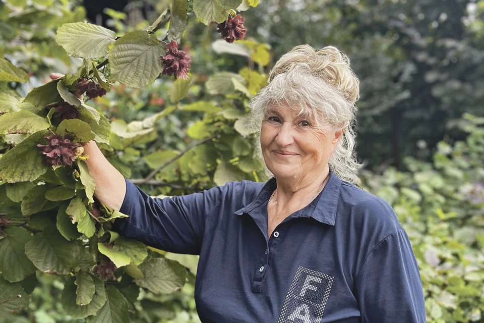 Валентина Рябушкина экспериментирует с лещиной в Сибири с 1986 года. И сумела вывести сорта, которые устойчивы к морозам и отлично плодоносят. Фото: Личный архив Валентины Рябушкиной