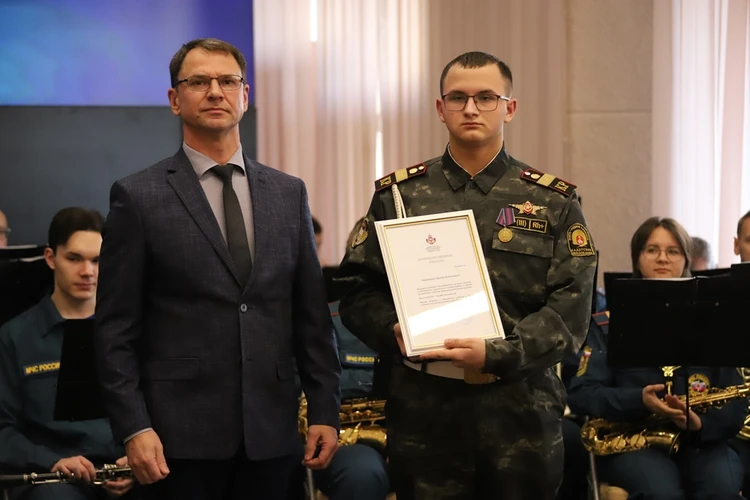 Спасали людей и помогали задерживать преступников: в Перми наградили школьников-героев