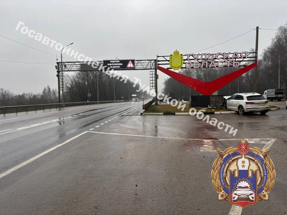 В Чернском районе водитель автомобиля Audi не справился с управлением и въехал в стелу.