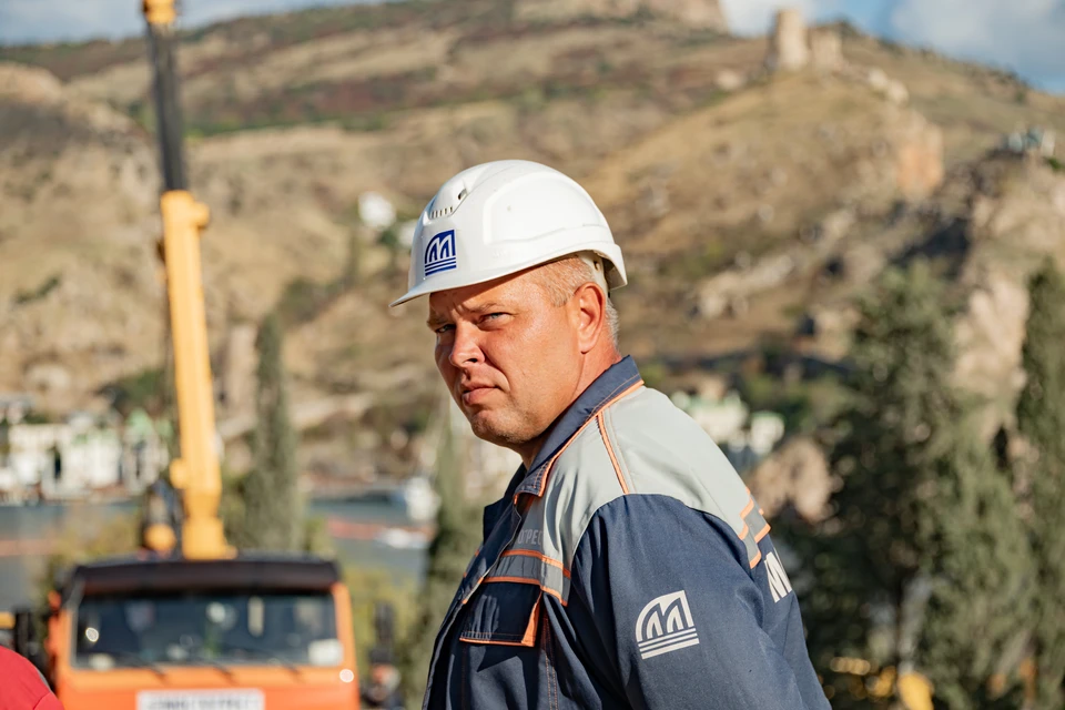 Петр трудовой путь начинал простым рабочим.