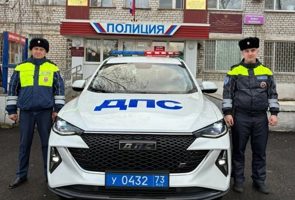 Инспекторы Ильдар Кафисов и Линар Кудряшов оперативно задержали подозреваемого и доставили в полицию. ФОТО: Госавтоинспекция УО