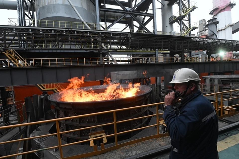 Рабочий на металлургическом комбинате